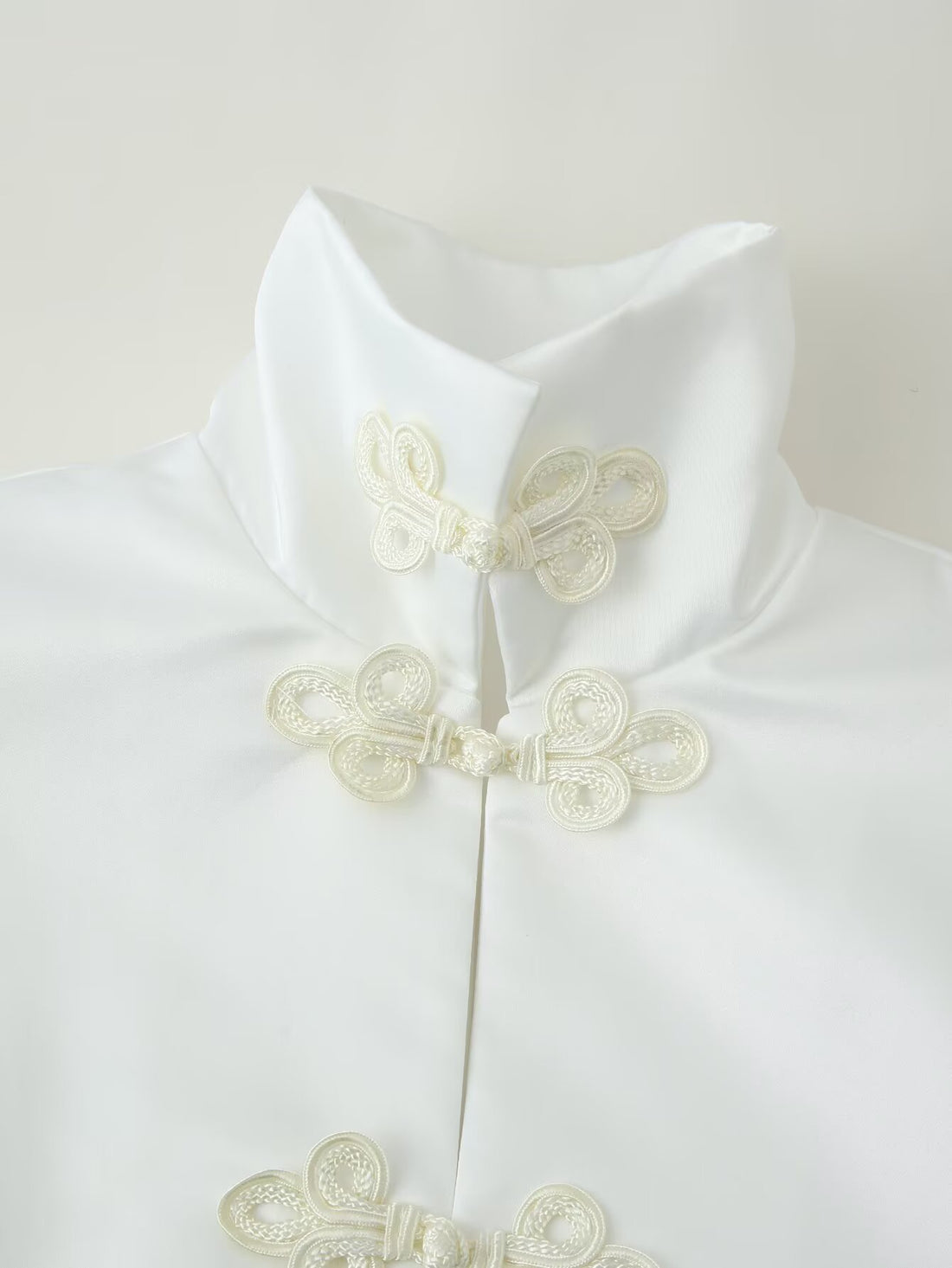 Standing collar buttoned-down coat